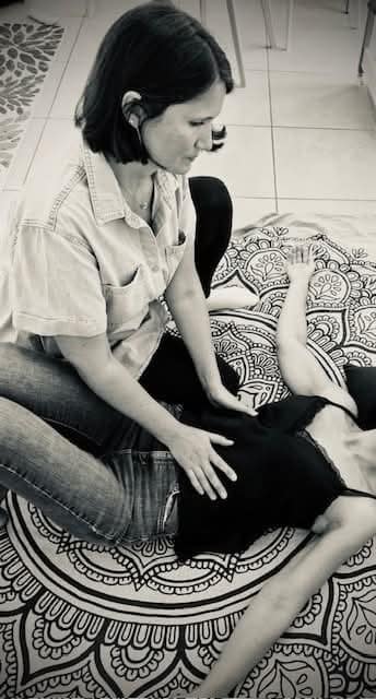 Élodie pratique le shiatsu au sol sur futon